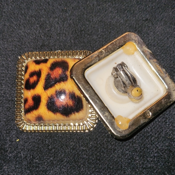 Leapord Snap On Earrings [Orange or White] - Picture 2 of 2